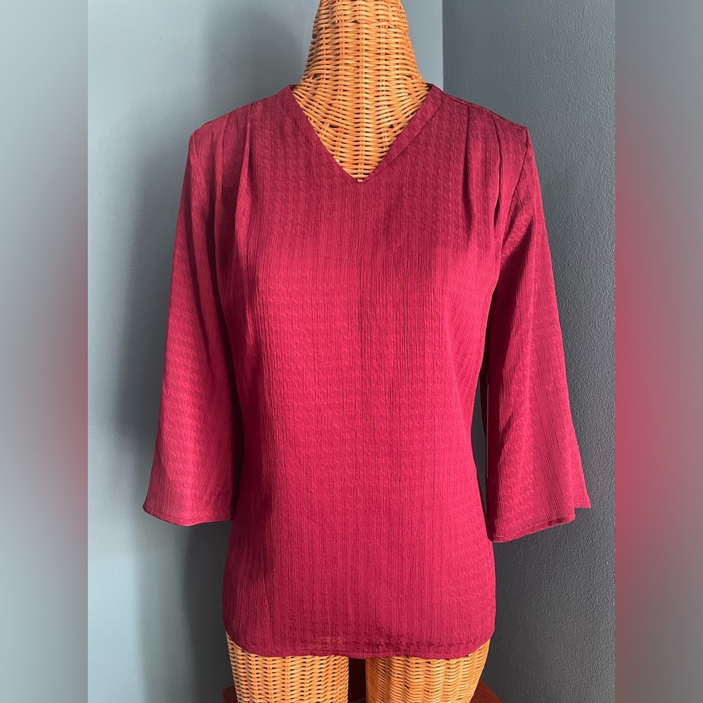 Liz Claiborne Burgundy V-neck Tunic. NWT. Size M.